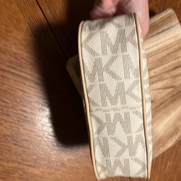 Michael Kors tote bag/purse with makeup/accessory pouch. - Picture 7 of 7